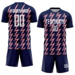 Benutzerdefiniertes Marineblaues, Weiß-Mittelrosa Sublimations-Fußballtrikot in Zickzack-Form Benutzerdefiniertes Marineblaues, Weiß-Mittelrosa Sublimations-Fußballtrikot in Zickzack-Form