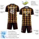 Benutzerdefiniertes braun-weiß-goldenes Sublimations-Fußballtrikot in Zickzack-Form Benutzerdefiniertes braun-weiß-goldenes Sublimations-Fußballtrikot in Zickzack-Form